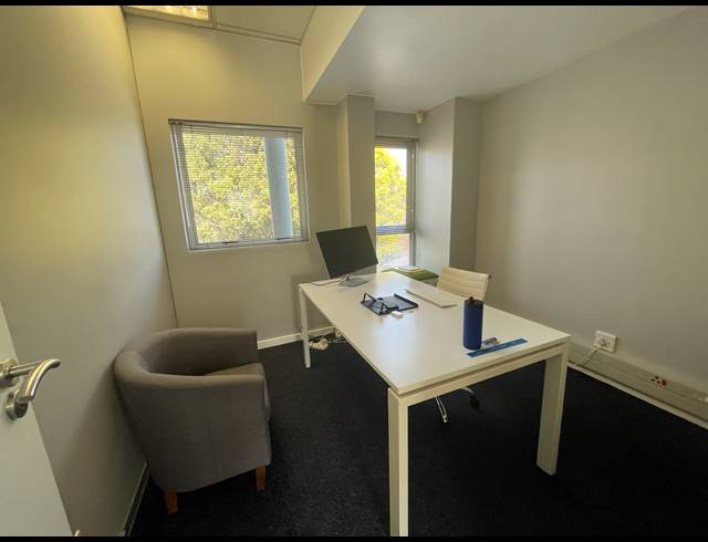 128M² OFFICE TO LET IN LYME PARK